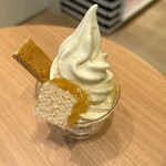 杉養蜂園 - 料理写真:巣房蜜ソフトクリーム　900円