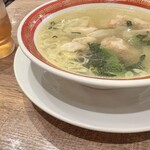 広州市場 - スープセットのスープ。隣の麦茶と比較すると大きさがわかる。