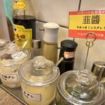 広州市場 - テーブルの味変用のタレ