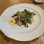 L'ALCHIMIA ASTRATTA - 五島列島から釣りサバのロゼのバルサミコマリネ、黒オリーブとエシャロットのソース