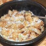 和の中 - 石焼き餃子チャーハン　餃子の具を混ぜてる