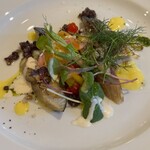 L'ALCHIMIA ASTRATTA - 五島列島から釣りサバのロゼのバルサミコマリネ、黒オリーブとエシャロットのソース