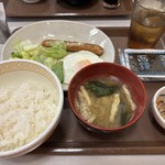 すき家 秋田泉店 - ソーセージエッグ定食・ごはん並盛 450円（クーポン利用▲50円で、400円）