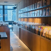 BLUE YARD - 洗練されたデザイン・木目・本棚(店内)