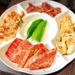 髭 - バラエティ盛合せ（黒毛和牛カルビ・生ラムロース・豚カルビ・豚ホルモン・季節の野菜:ピーマン）