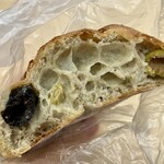 セテュヌ ボンニデー - パンオオリーブ断面　とても潤ってる