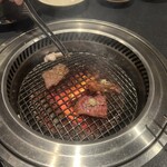 焼肉元相 - 網の下には炭があります。