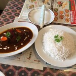 インド料理 パリワル - チキンンヴィンダルーカレーとナン又ライス