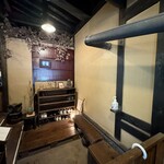 ひさ屋 - 店内も壁と木目調が心を穏やかしてくれます