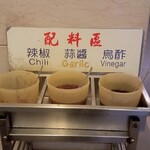 阿宗麺線 - 味変素材。チリがお勧めみたいですが、個人的にはガーリックが良かったです