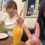 Brighton Cafe Bistro - 食べてる人