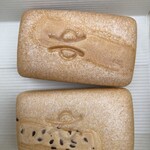 うさぎや - 通り小町最中。上が粒餡、下の胡麻があるのがこし餡です。