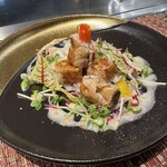 鉄板焼  阿利布 - オリーブ豚のバラ肉で、キノコ、エリンギ、パプリカを巻いています。