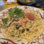 五右衛門 - 料理写真:エビとキノコとサーモンの明太子クリームソース