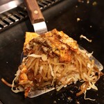 東京鉄板倶楽部 DEN - ・両国焼（もちもち麺が主役の名物鉄板焼き）
¥680（税抜）