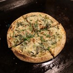 東京鉄板倶楽部 DEN - ・しらすと大葉の鉄板焼き和風ピザ（季節限定）¥1.180（税抜）