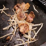 東京鉄板倶楽部 DEN - ・宮崎県産【特選】若鶏の白レバー焼〜ネギ塩ダレ〜　¥780（税抜）