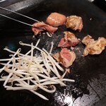 東京鉄板倶楽部 DEN - ・宮崎県産【特選】若鶏の白レバー焼〜ネギ塩ダレ〜　¥780（税抜）