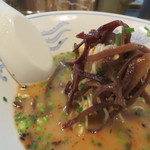 博多ラーメン ばりこて - 追加でキクラゲ入れてもらった(これは通常では出来ません。欲しい場合は特製ラーメンを頼んでください。)