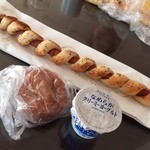 粉とクリーム - 自宅にて。本日のポンイツ。 惣菜パンはソーセージかカレーに限る。しかし、長えええええええええええええええええええ！！！  