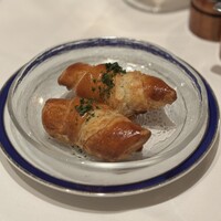 ヌガ - アンチョビとオリーブのプティ・クロワッサン2個