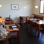 イル・クッチョロ - 店内は陽射しが差し込む気持ち良い空間