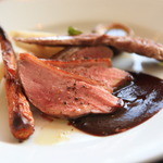 イル・クッチョロ - 「シャラン産鴨胸肉とささみのロースト フランス産山葡萄とバルサミコのソース」