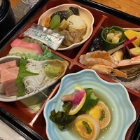 人形町今半 本店 - お造り、酢の物(大根なます)、鶏しんじょうと野菜の炊き合わせ、甘エビいくらのせ、松前漬、香の物、フルーツ