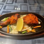 アジアンレストラン&バー HIRA ヒラ - タンドリーチキン。衝撃的熱さの鉄板により生野菜が焼き野菜に(^^)