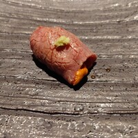 くずし鉄板 あばぐら 恵比寿店 - 雲丹の肉巻き。雲丹の濃厚さが際立ちます。