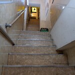 バル・セレス - 傾斜がキツイ階段で3階へ。
