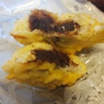 花山太右衛門商店 - 揚げ酒まんじゅうを箸で割ってみた図✨1口だけ貰ったらほのかに日本酒の香りがして美味✨✨