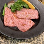 関内苑 本店 - とろけるロースです　