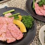 関内苑 - ロースとカルビ　美しいです