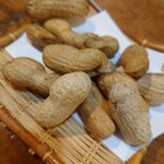 百花亭 - 付け出しの茹でピーナッツ