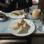 喫茶in - 手前:ミックスサンド 奥:カツサンド