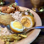 ヴィントゥナ ダイニングアンドバー - アンダコサグンはハードボイルド茹で卵にスパイシーな味付けをしたもの。アンダ（卵）、コ（の）、サグン（縁起もの）、味は中までは染みていませんが、なかなかおいしい♪