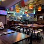 ヴィントゥナ ダイニングアンドバー - 店内は暗めの照明にフローリングと木調の椅子やテーブルが落ち着いた雰囲気、、なのに赤・青・緑と目まぐるしく変わる電飾がチカチカ点滅するという、なんだか異空間な雰囲気、笑。