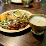 ヴィントゥナ ダイニングアンドバー - 『チャン』は白濁したネパールの醸造酒、日本のドブロクや韓国のマッコリみたいな感じ。
      このお店のは原料が米なのでクセがなくて、日本酒の濁り酒のような感じの微発泡、おいしいです♡ (*´꒳`)o(酒)"