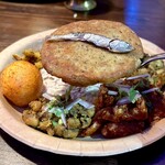 ヴィントゥナ ダイニングアンドバー - 『バラ』は水で戻した豆をすりつぶして油で焼いたものです。見た目さつま揚げみたいだけど、味も"おから"のさつま揚げって感じの素朴な味わい♡(*´ω`*)
      上に乗る『マチャ』はまんま煮干しの素揚げ、笑。