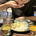 ヴィントゥナ ダイニングアンドバー - さすが手慣れたもんで、大きなひと口でワシワシと食べ進めてます、笑。とっても美味しそう♡