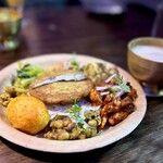 ヴィントゥナ ダイニングアンドバー - サマエバジは主に祭典、宗教的な行事など特別な場面で振る舞われる、ネワール族の伝統的な軽食の豪華な盛り合わせです(^^)   今まで食べたネパール料理とは味付けが違っていてとっても新鮮♪(≧∀≦)