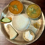 ヴィントゥナ ダイニングアンドバー - 中央に日本米のご飯がこんもりと。これ、＋100円でバスマティに変更できます。その周りにはチキンカレー（これも＋100円でマトンに変更可）、ダル、大根のアチャール、ダヒ、パパド、生のキュウリと人参です。