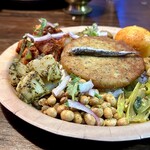 ヴィントゥナ ダイニングアンドバー - バトマスサデコはネパール料理の定番の大豆の和えもの、これは他のネパール屋とそう変わらない感じ。カリカリの炒り大豆です。