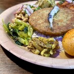 ヴィントゥナ ダイニングアンドバー - 細切り大根のアチャール、酸味の感じがなんか他の店と違います！、、これ、黒いのはメティ（フェヌグリーク）かな？
      『サグ』は定番な感じかな、でもなんだか香りが違ったような。