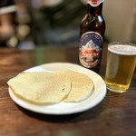 ヴィントゥナ ダイニングアンドバー - ネパールアイスはアルナと飲み比べてみると爽やかで軽いです。料理をお待たせしてるってことで店員さんがツマミにパパドをサービスしてくれました〜♪(≧∀≦)