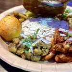 ヴィントゥナ ダイニングアンドバー - これらのおかずをパリパリなフレーク状の『バジ（干し飯）』と一緒に食べる♪  ｳﾝｳﾝ、たーのしーい〜♪
      ゞ(｡｡*)ﾉｳｯ!ヾ(*'ﾛ')ﾉ"ﾏｯ!ゞ(*｡｡)ﾉｳｯ!ヾ('ﾛ'*)ﾉ"ﾏｯ!