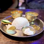 ヴィントゥナ ダイニングアンドバー - ネパ男さんのダルバート（¥890税込）
      伝統的な真鍮のターリーに盛られた、シンプルで端正なダルバートですね♪  安いのもいい！(≧∀≦)