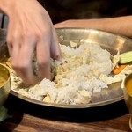 ヴィントゥナ ダイニングアンドバー - ネパ男さんの手食(^^)
      まずは熱々のご飯を崩してパパドを割り、ダルをかけて混ぜます♪