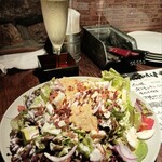 パスタバル MiKiYA's - 表面張力の泡とミキヤズサラダオススメです